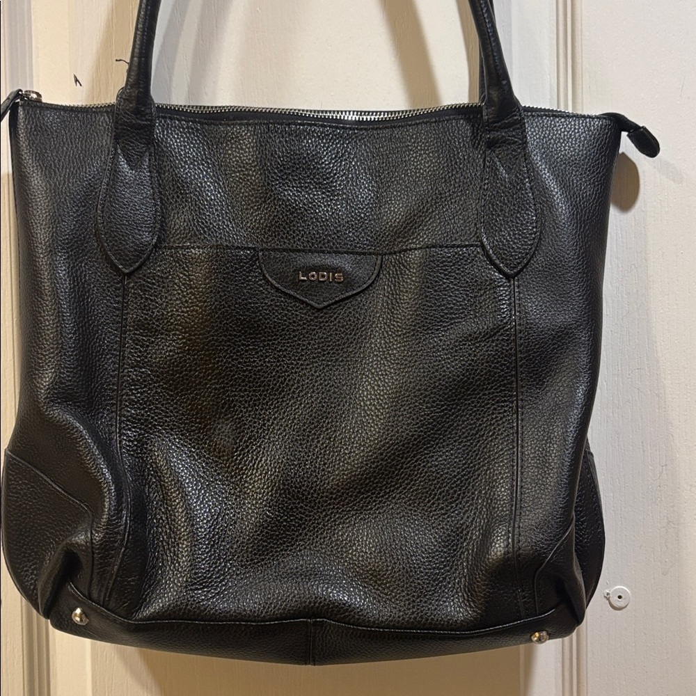 LODIS…BLACK PEBBLED LEATHER TOTE ZIP CLOSURE 3 POCKETS OUTSIDE OF BAG
SIVER FEET